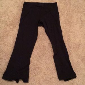 cropped leggings with flow at bottom